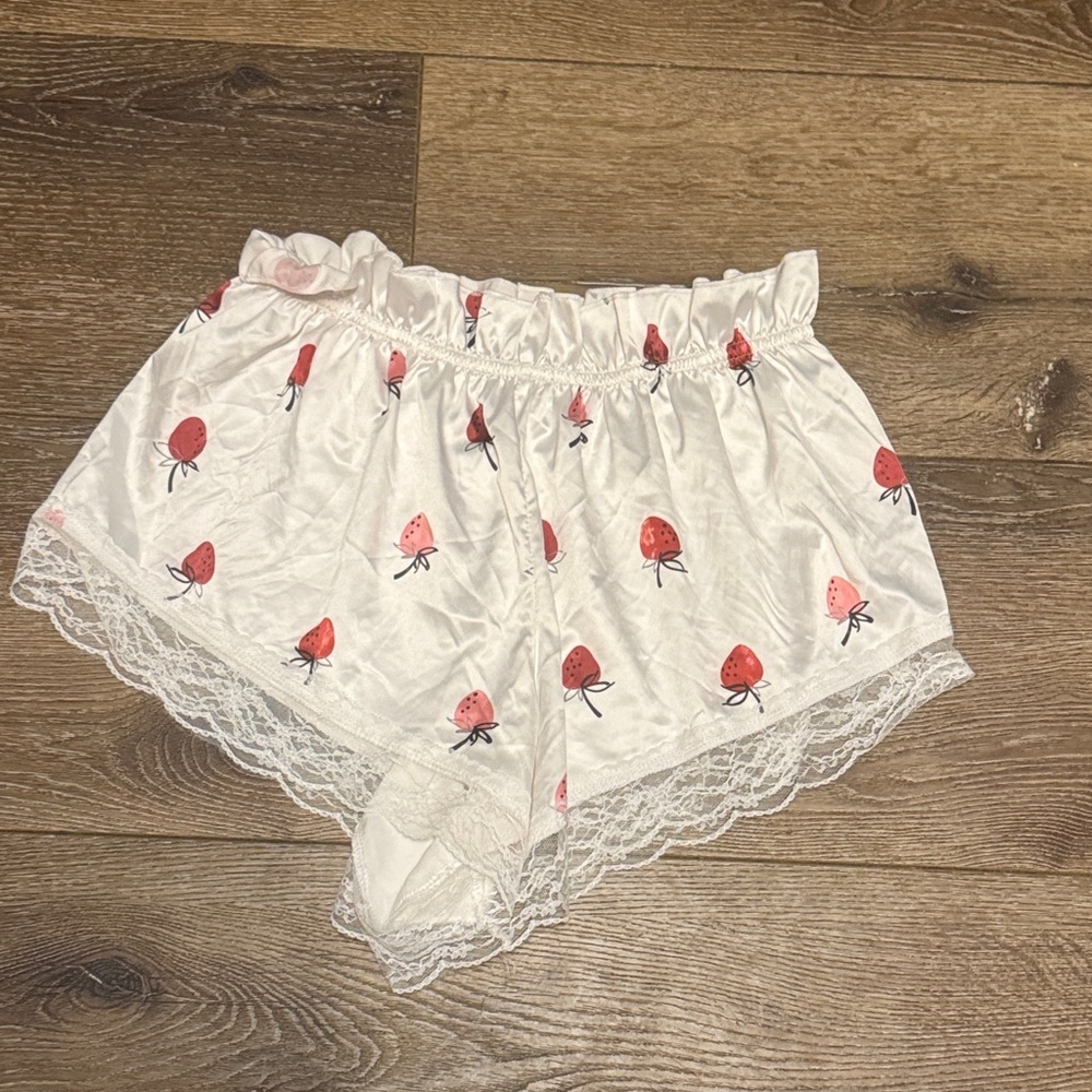 Pretty little thing strawberry silk shorts large‎